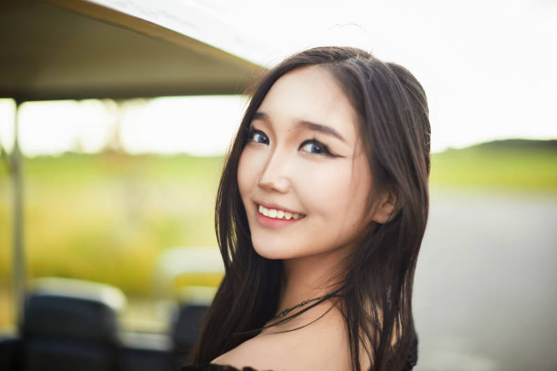 在旅游观光车上拍照的亚洲美女