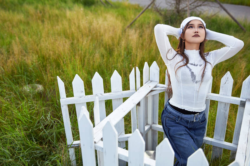 在坝上草原景区旅游拍照的亚洲女性