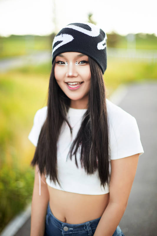 在景区旅游拍照的蒙古族美丽姑娘