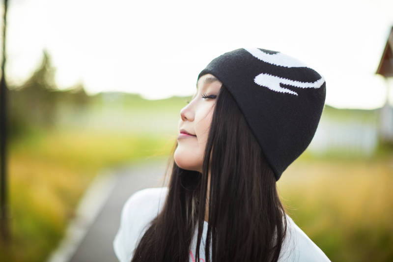 在景区旅游拍照的蒙古族美丽姑娘