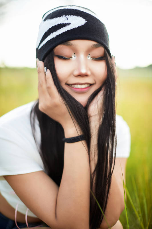 在景区旅游拍照的蒙古族美丽姑娘