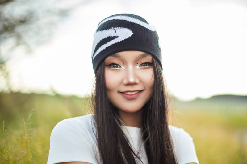 在景区旅游拍照的蒙古族美丽姑娘