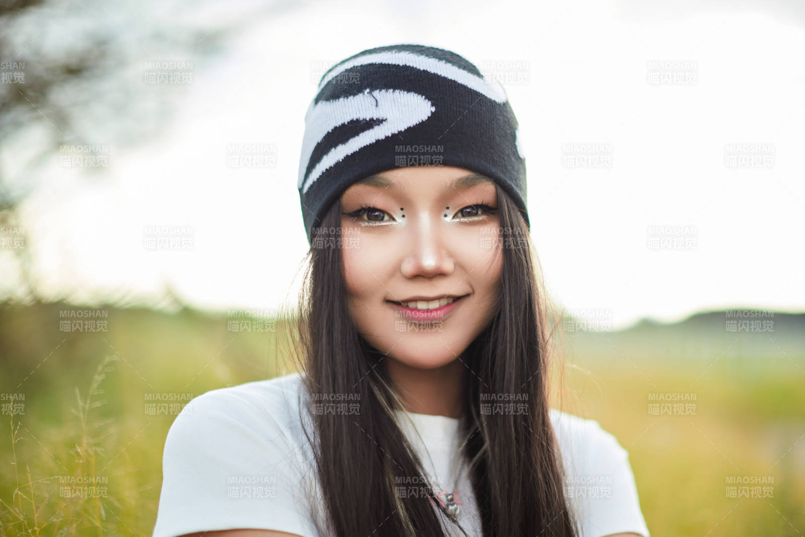 在景区旅游拍照的蒙古族美丽姑娘