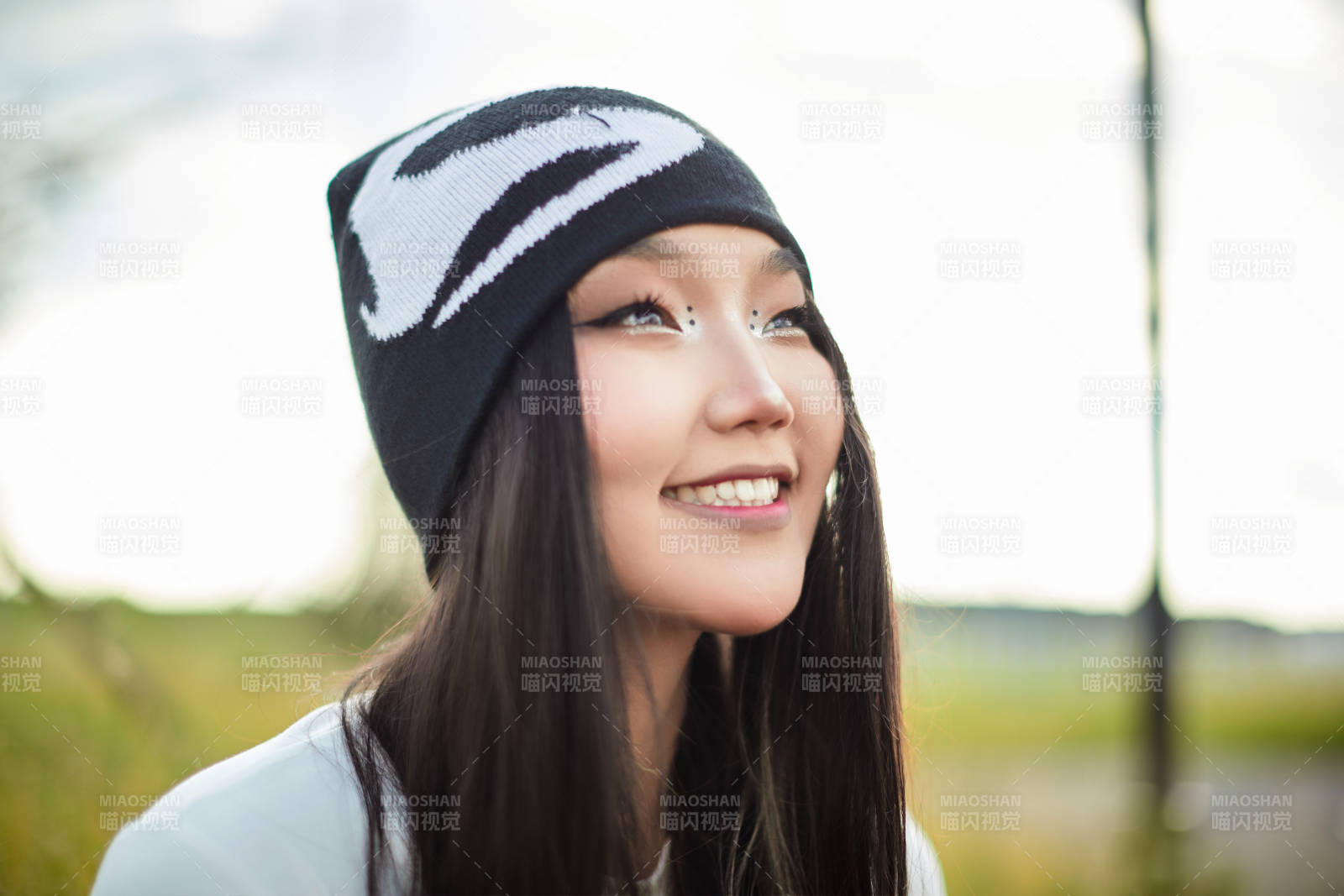 在景区旅游拍照的蒙古族美丽姑娘