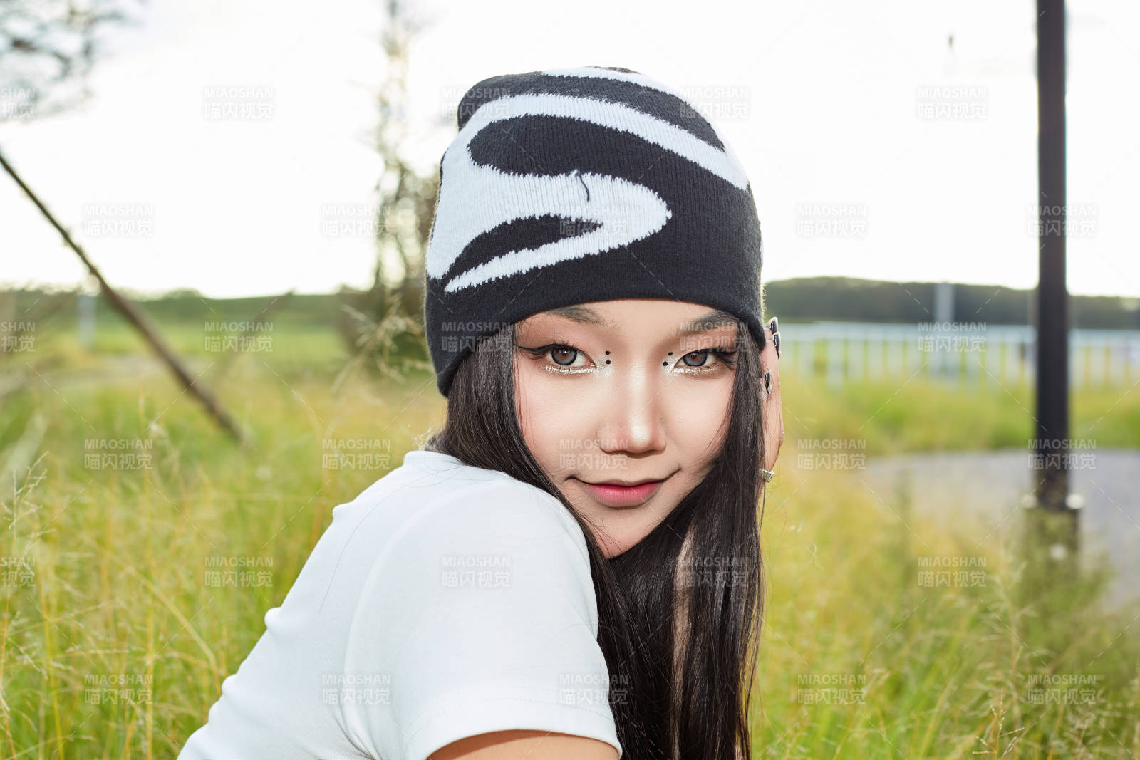 在景區旅游拍照的蒙古族美麗姑娘