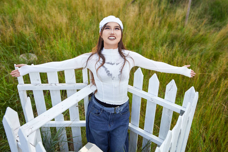 在坝上草原景区旅游拍照的亚洲女性