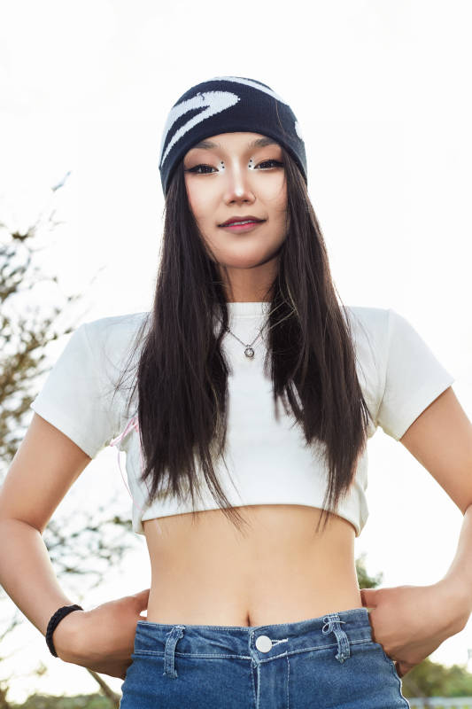 在景区旅游拍照的蒙古族美丽姑娘