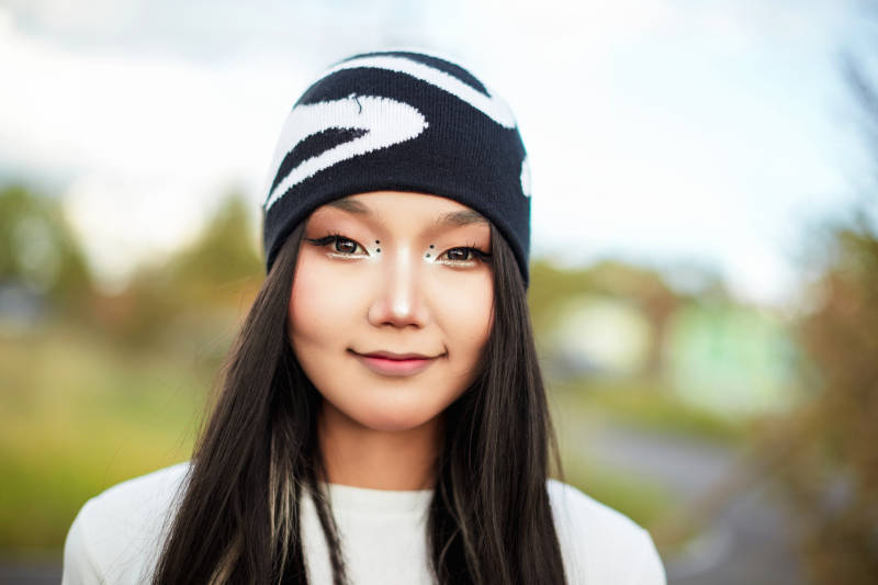 在景区旅游拍照的蒙古族美丽姑娘