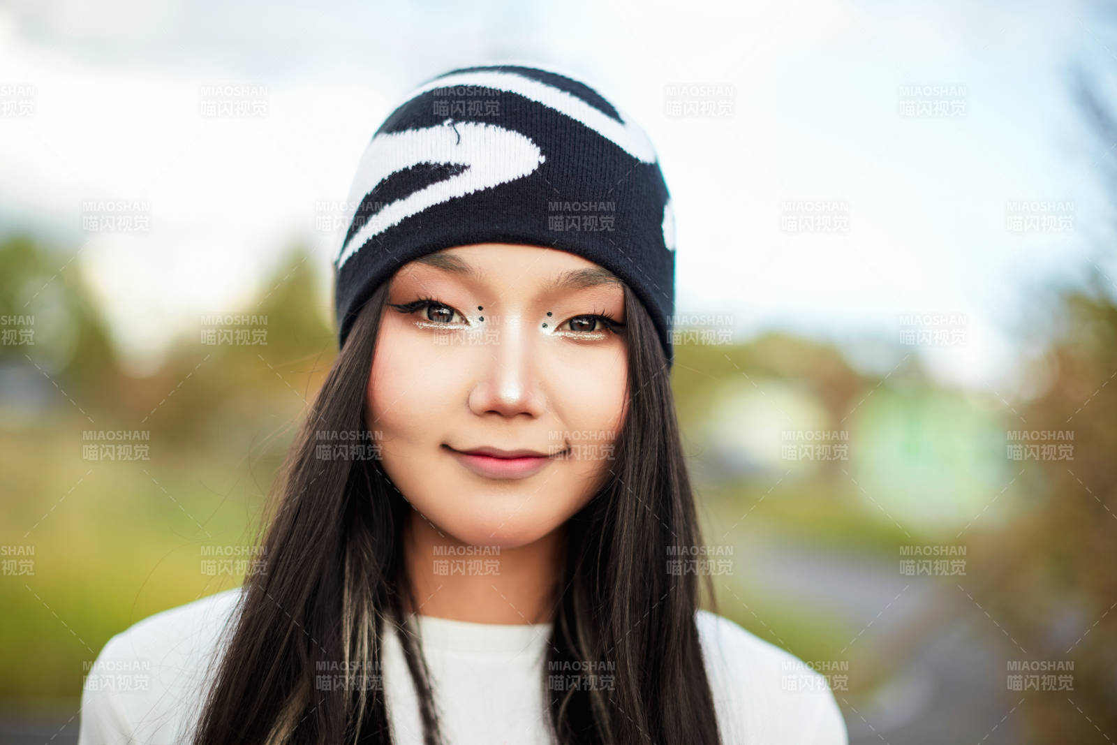 在景区旅游拍照的蒙古族美丽姑娘