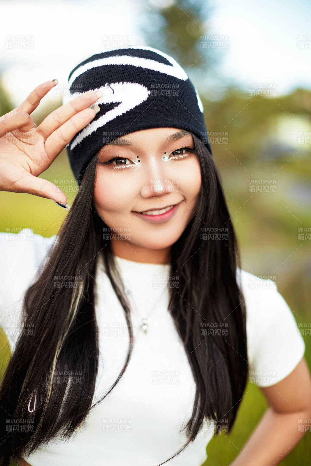 在景区旅游拍照的蒙古族美丽姑娘