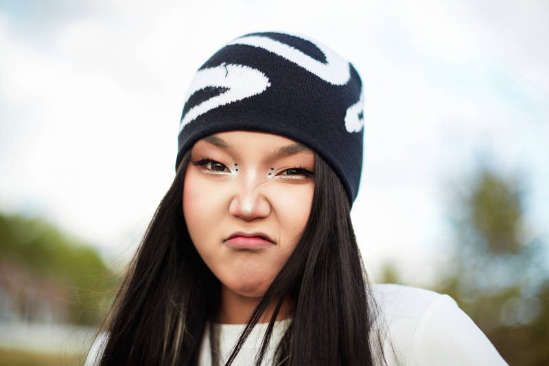 在景区旅游拍照的蒙古族美丽姑娘