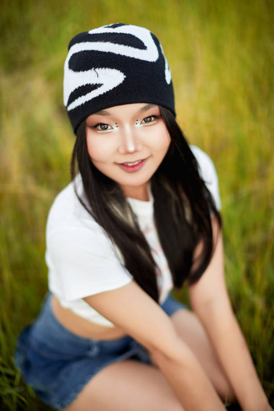 在景区旅游拍照的蒙古族美丽姑娘