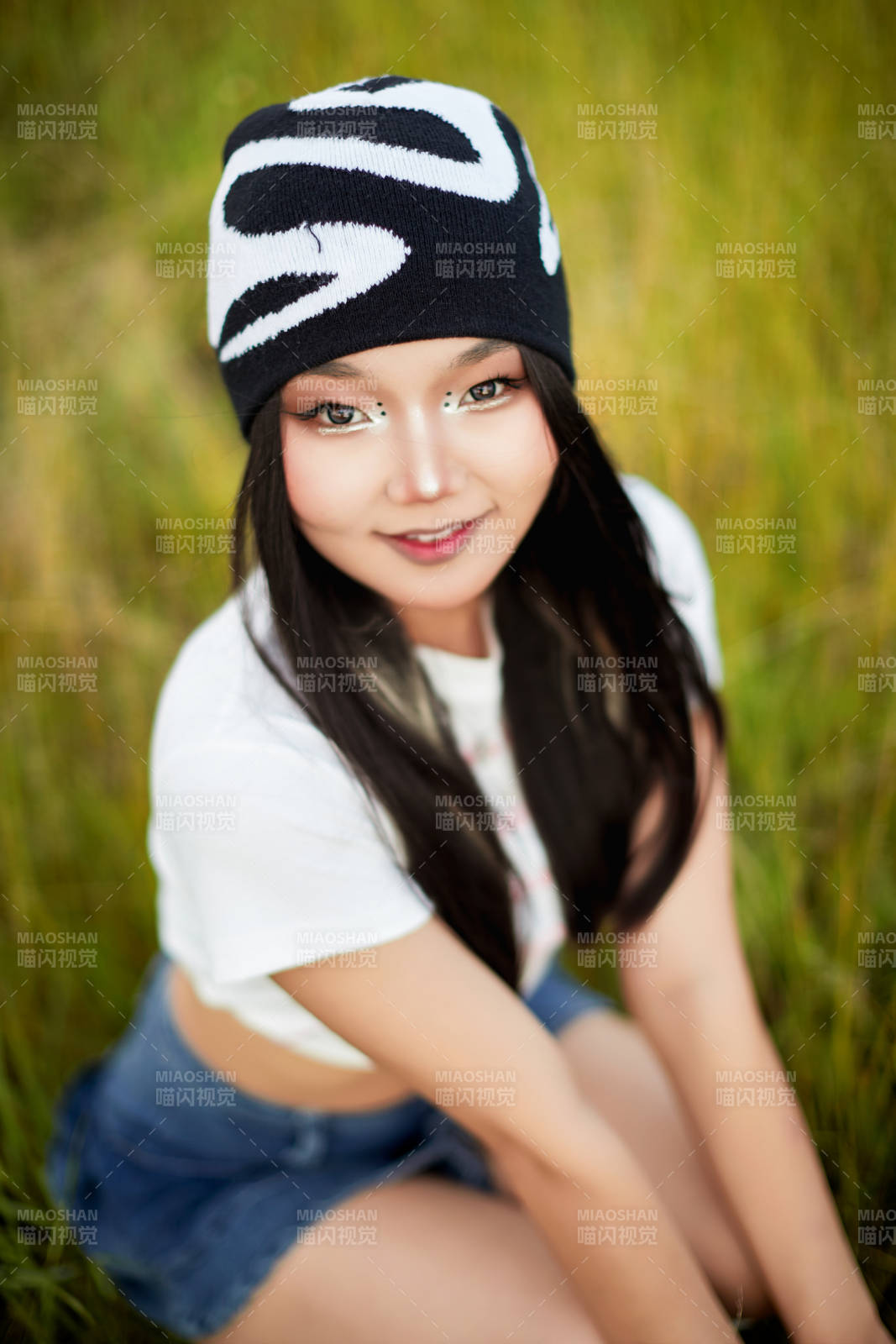 在景区旅游拍照的蒙古族美丽姑娘