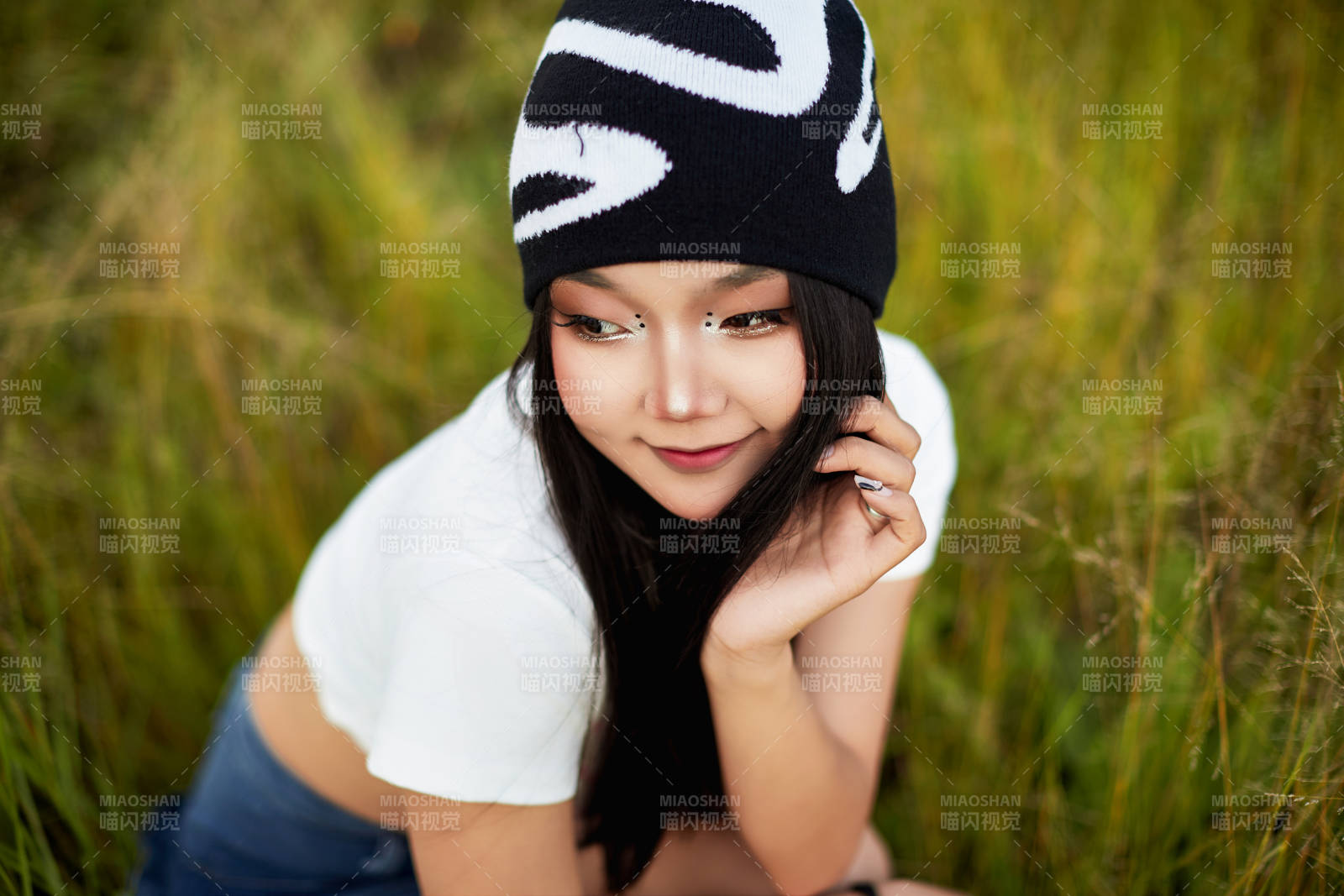 在景區旅游拍照的蒙古族美麗姑娘