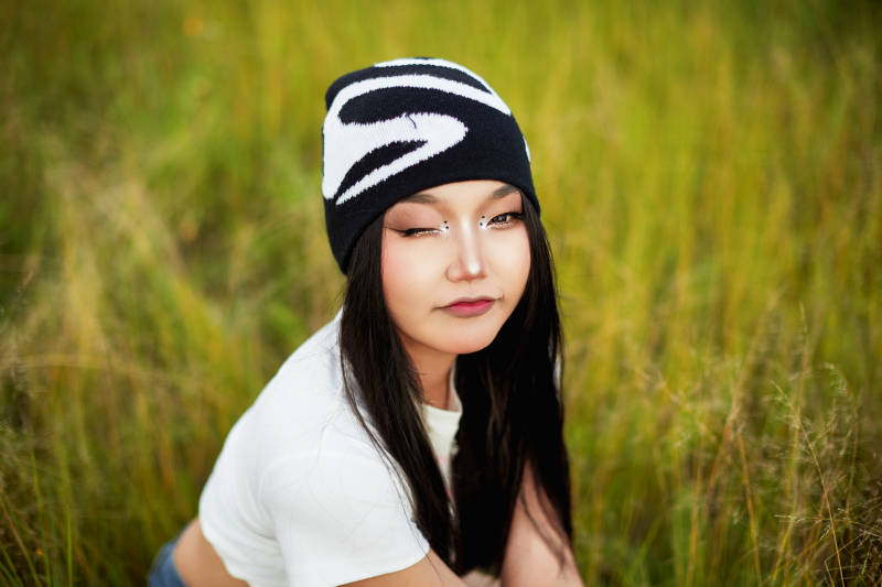 在景区旅游拍照的蒙古族美丽姑娘