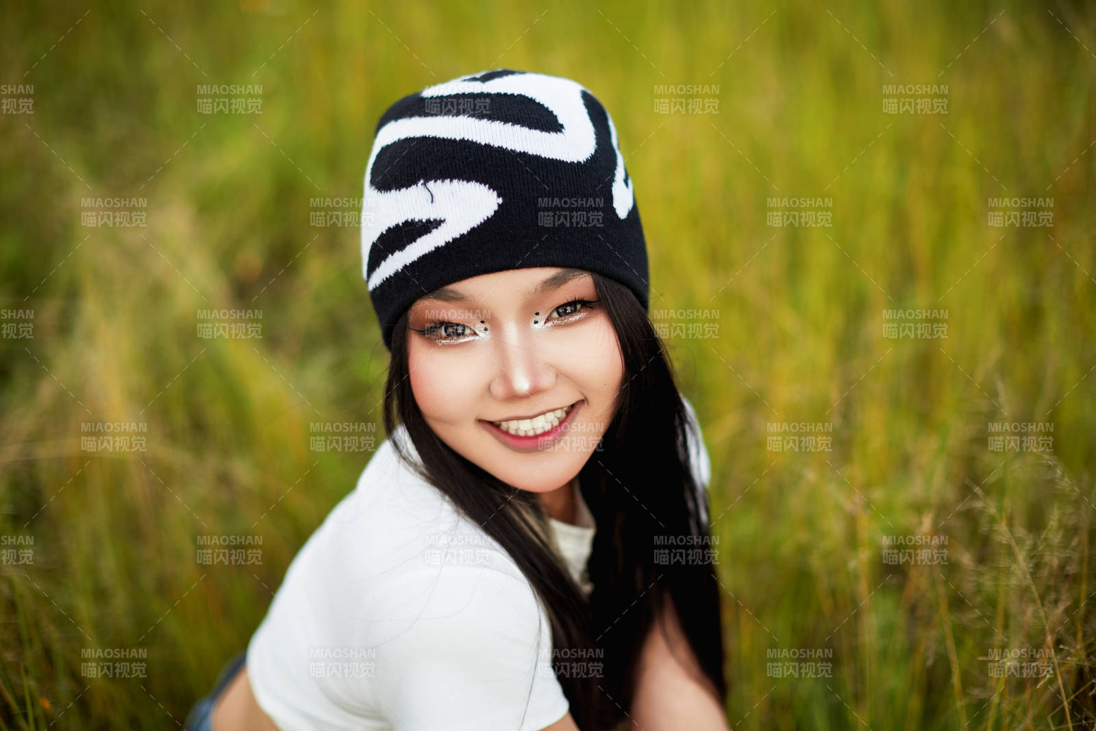 在景区旅游拍照的蒙古族美丽姑娘