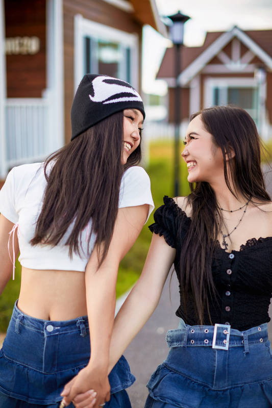 在户外游玩拍照亲密无间的闺蜜