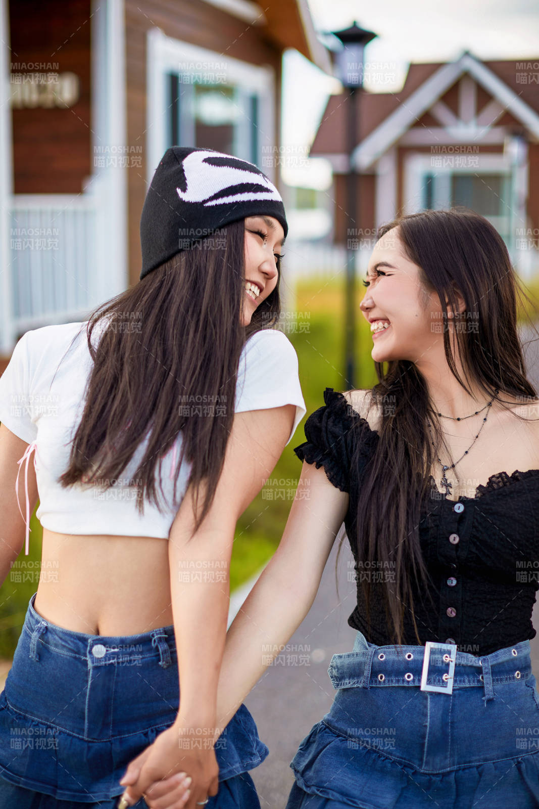 在户外游玩拍照亲密无间的闺蜜