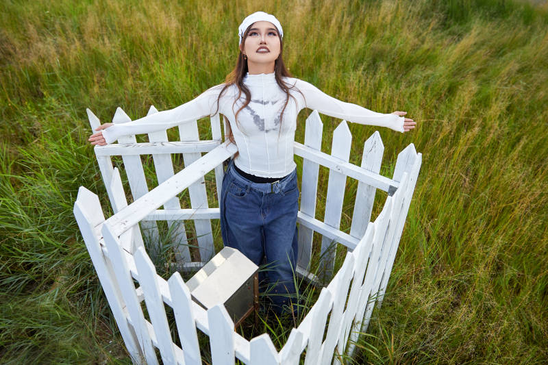 在坝上草原景区旅游拍照的亚洲女性