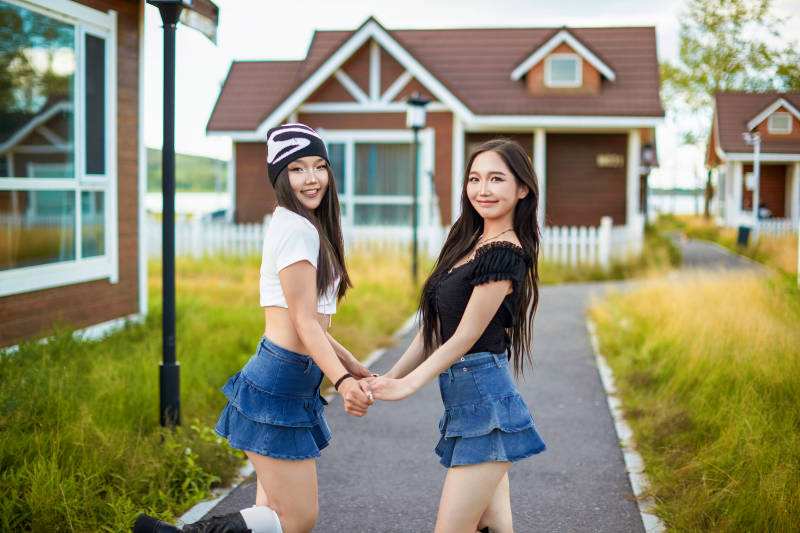 在户外游玩拍照亲密无间的闺蜜