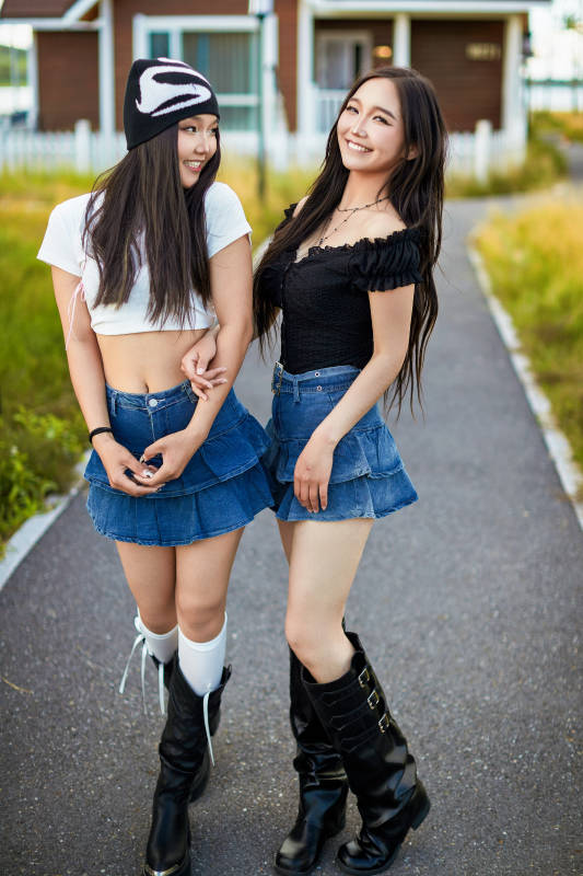 在户外游玩拍照亲密无间的闺蜜