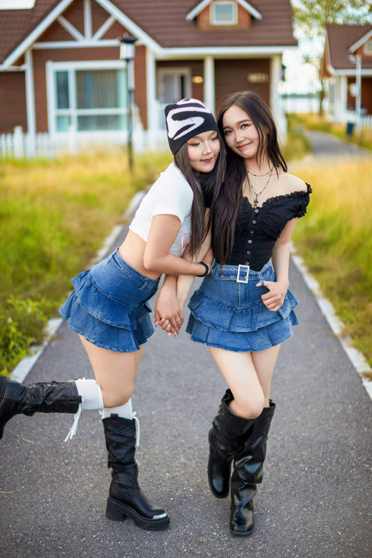 在户外游玩拍照亲密无间的闺蜜