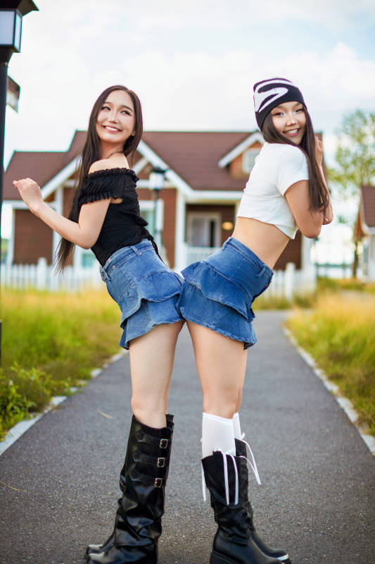 在户外游玩拍照亲密无间的闺蜜