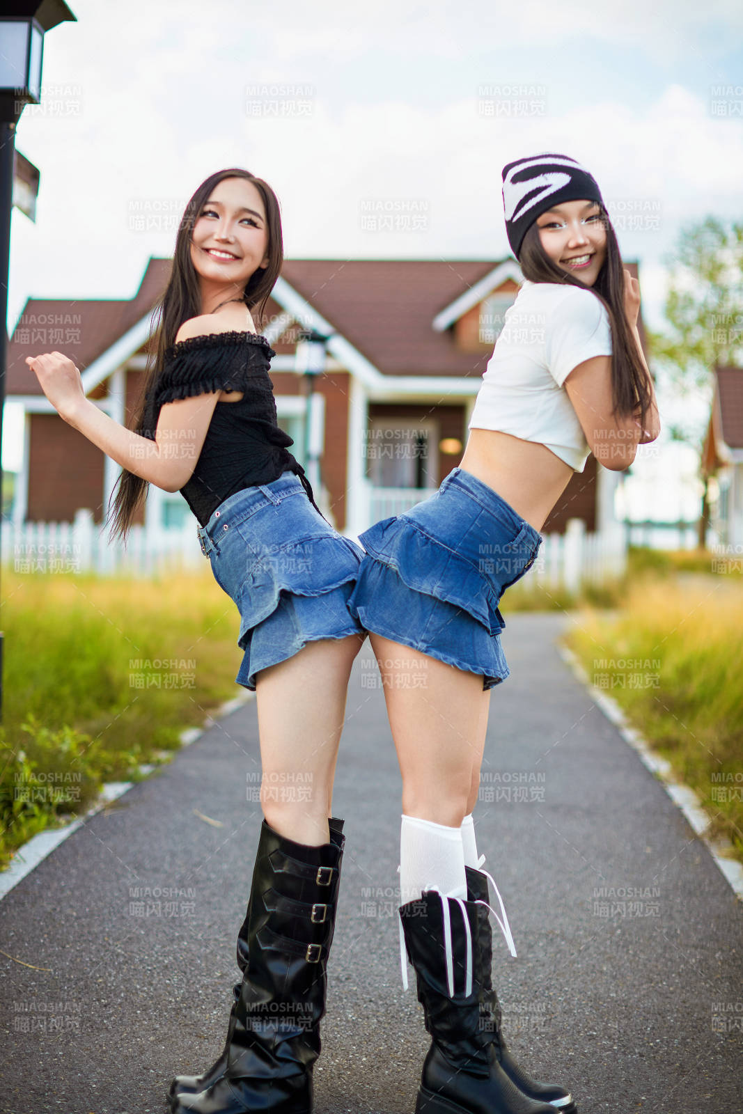 在户外游玩拍照亲密无间的闺蜜