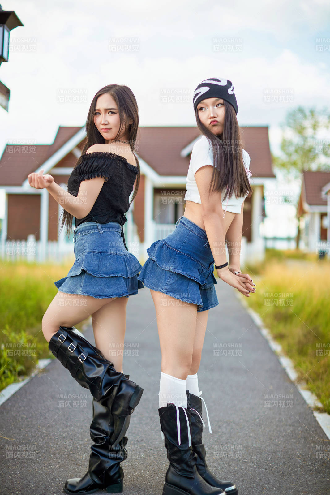 在户外游玩拍照亲密无间的闺蜜