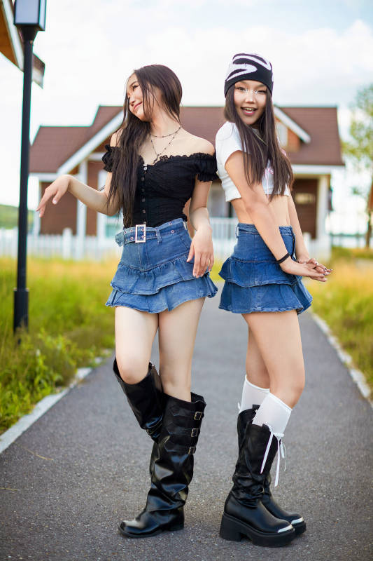 在户外游玩拍照亲密无间的闺蜜