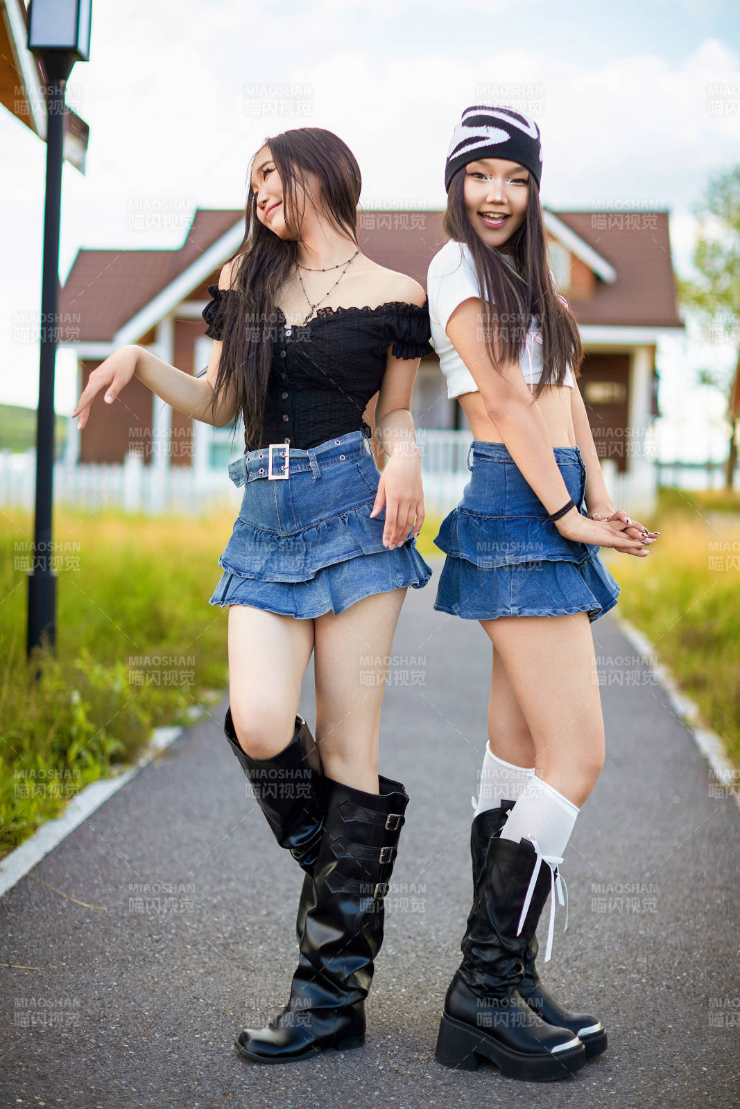 在户外游玩拍照亲密无间的闺蜜