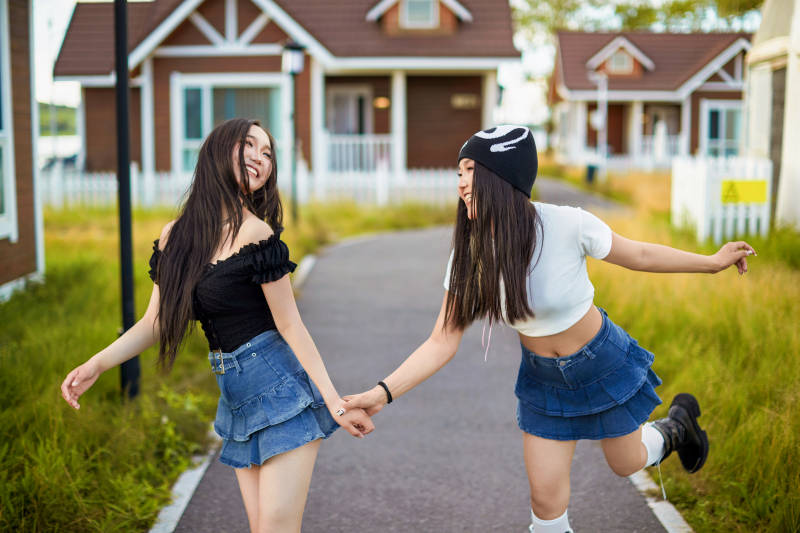 在户外游玩拍照亲密无间的闺蜜