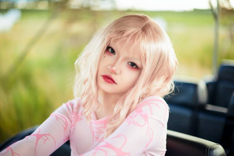 打扮时尚坐在旅游观光车上的亚洲美女