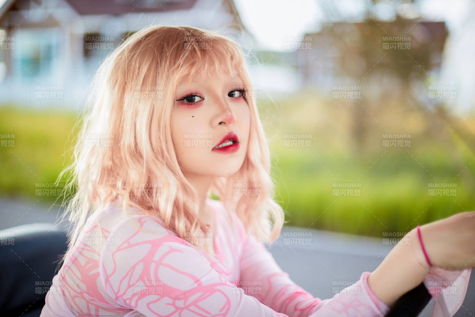 打扮时尚坐在旅游观光车上的亚洲美女