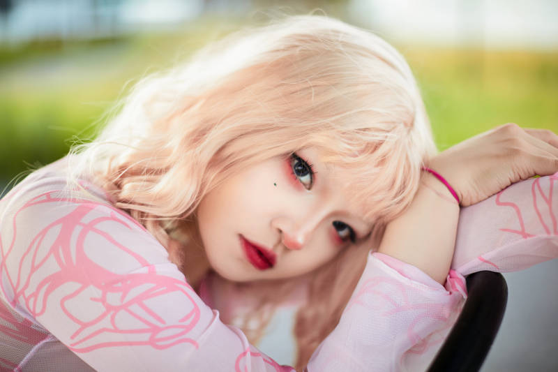 打扮时尚坐在旅游观光车上的亚洲美女