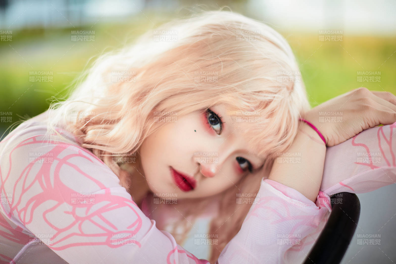 打扮时尚坐在旅游观光车上的亚洲美女