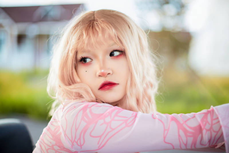 打扮时尚坐在旅游观光车上的亚洲美女