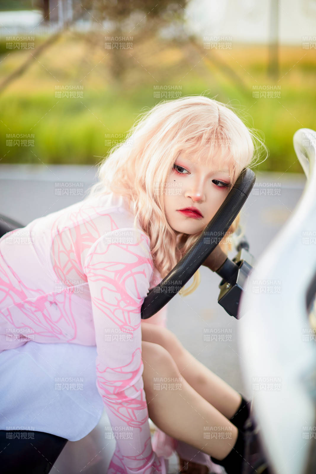 打扮时尚坐在旅游观光车上的亚洲美女