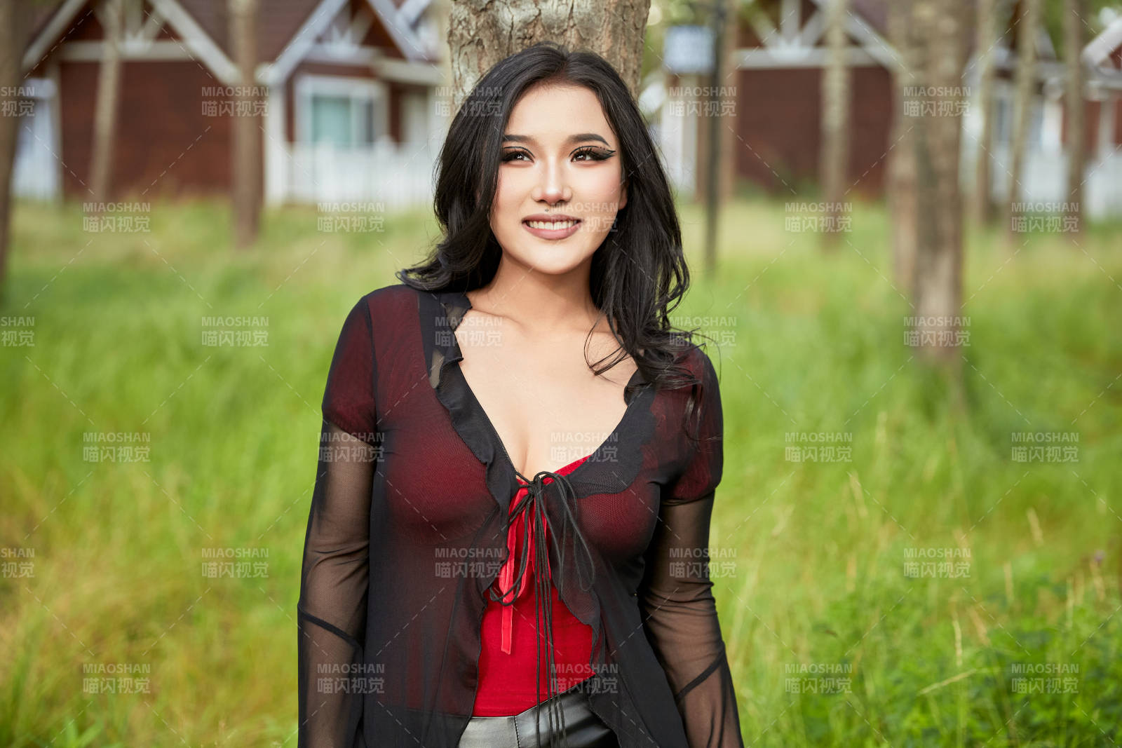 穿着性感服饰在户外拍照的亚洲女性