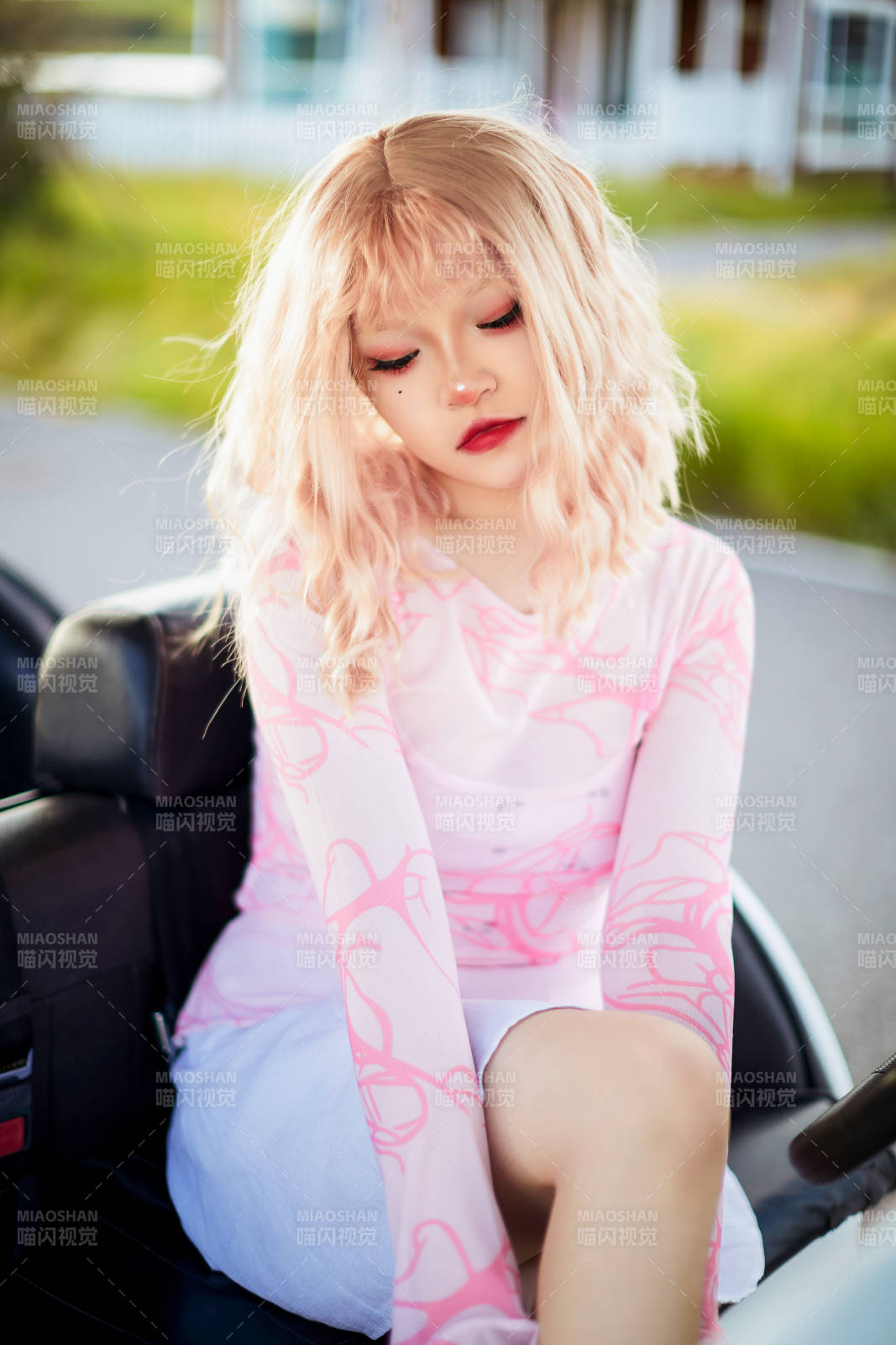 打扮时尚坐在旅游观光车上的亚洲美女