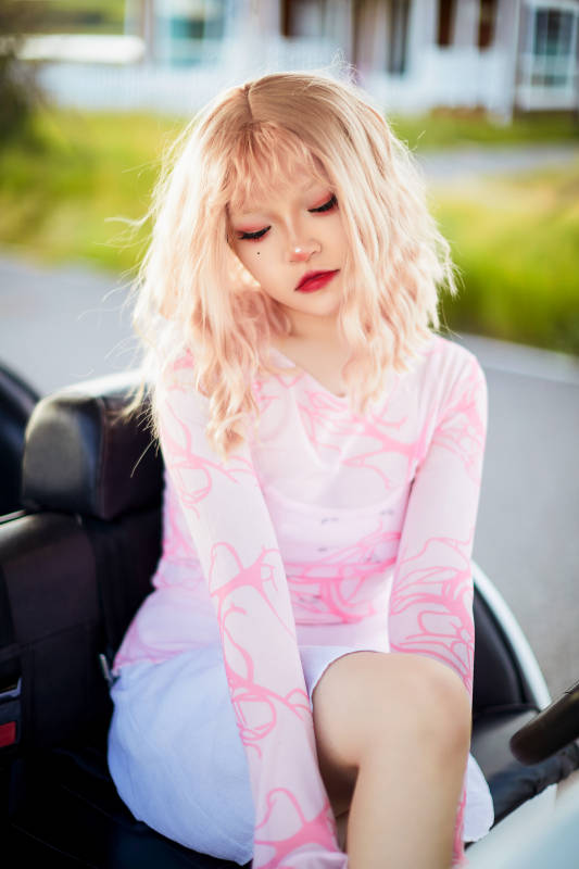 打扮时尚坐在旅游观光车上的亚洲美女