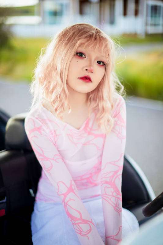 打扮时尚坐在旅游观光车上的亚洲美女