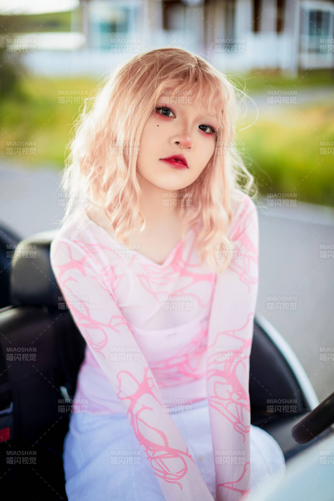 打扮时尚坐在旅游观光车上的亚洲美女