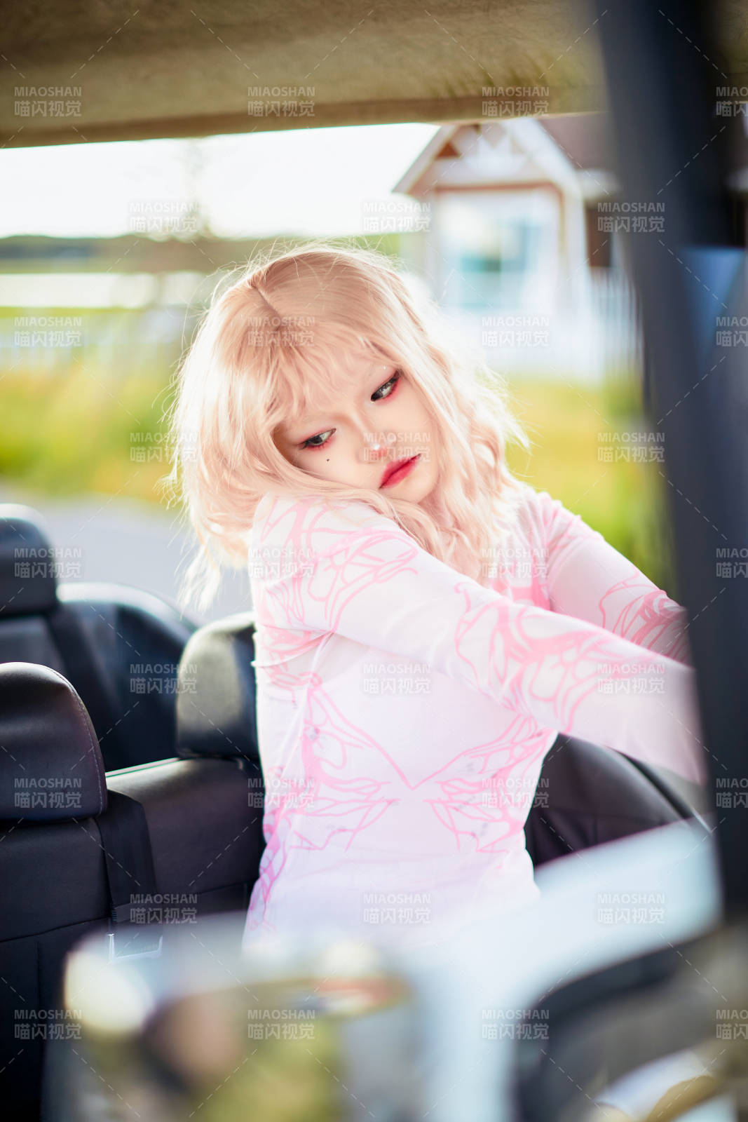 打扮时尚坐在旅游观光车上的亚洲美女