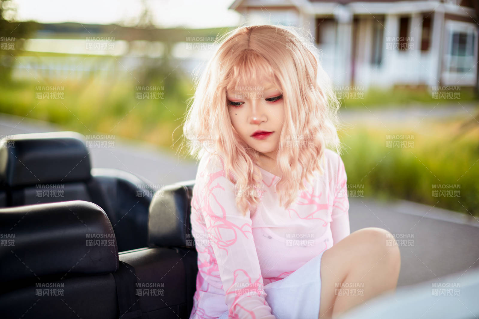 打扮时尚坐在旅游观光车上的亚洲美女