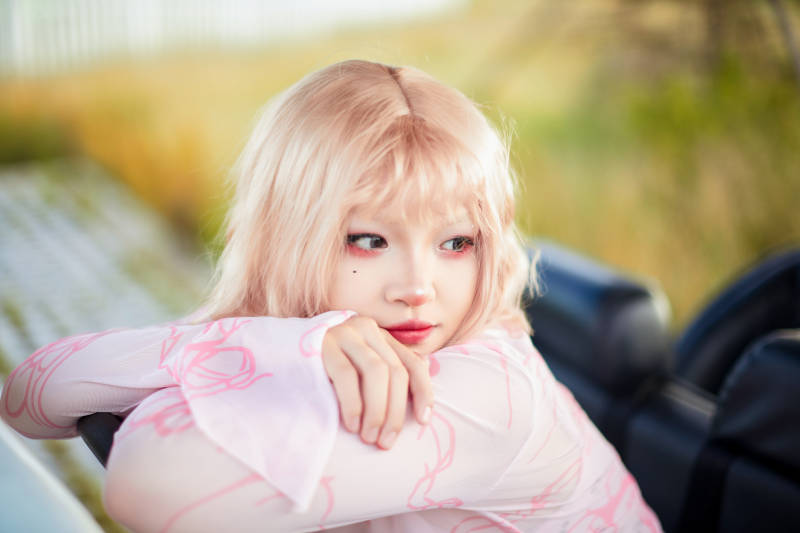 打扮时尚坐在旅游观光车上的亚洲美女