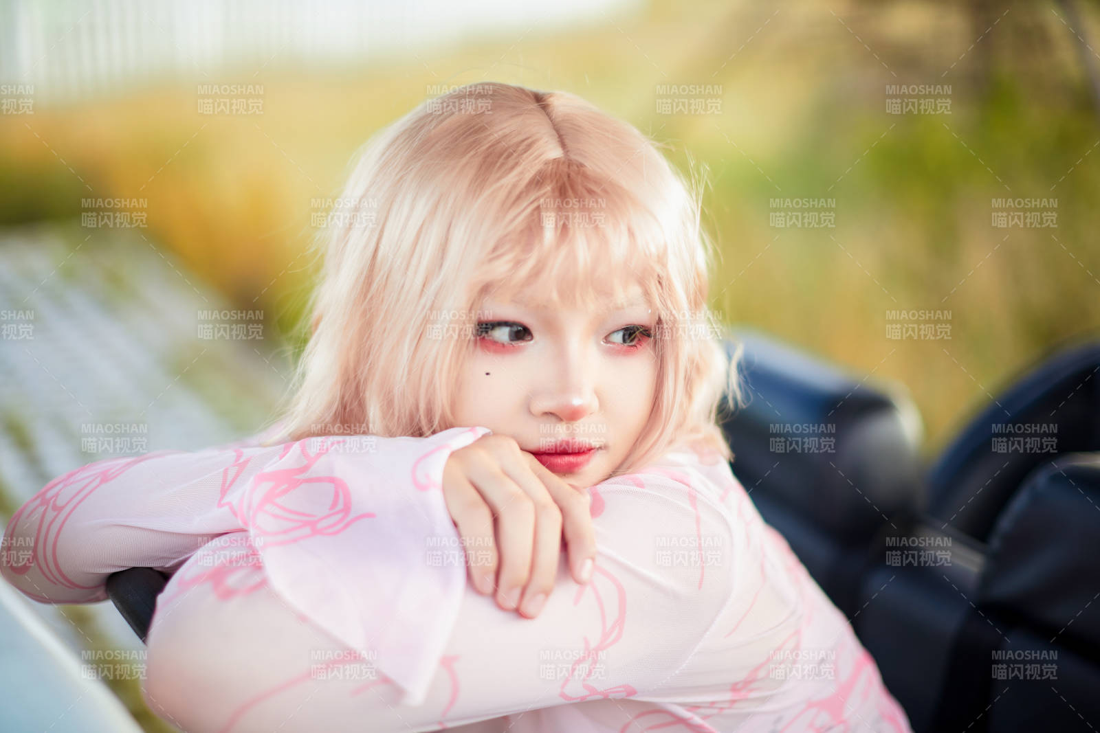 打扮时尚坐在旅游观光车上的亚洲美女