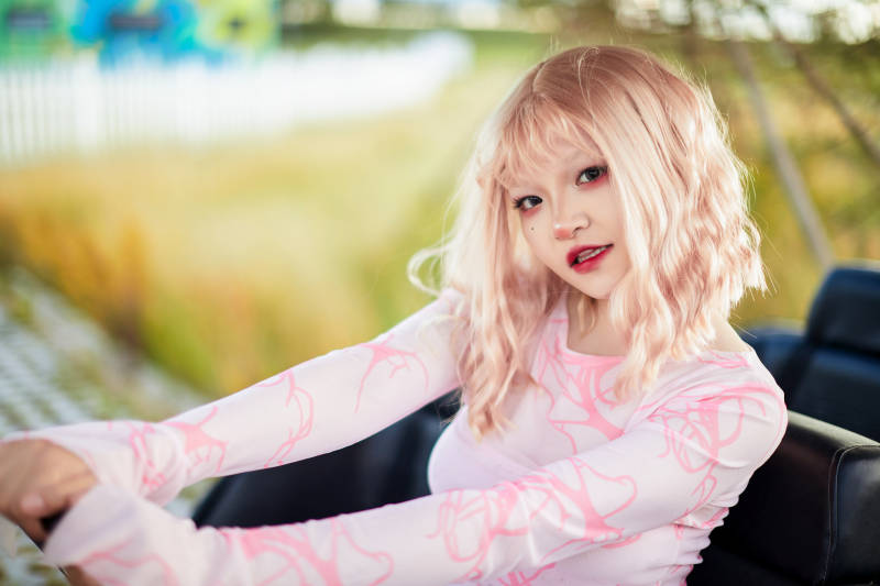 打扮时尚坐在旅游观光车上的亚洲美女