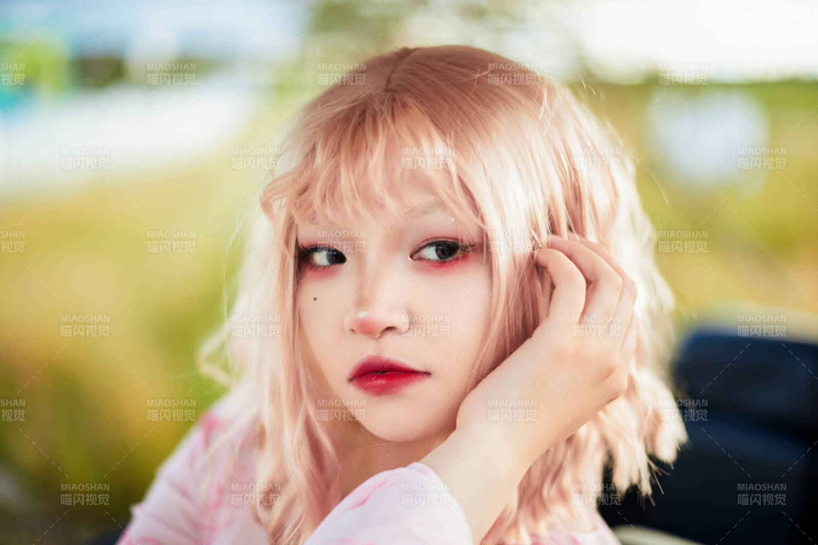 打扮时尚坐在旅游观光车上的亚洲美女