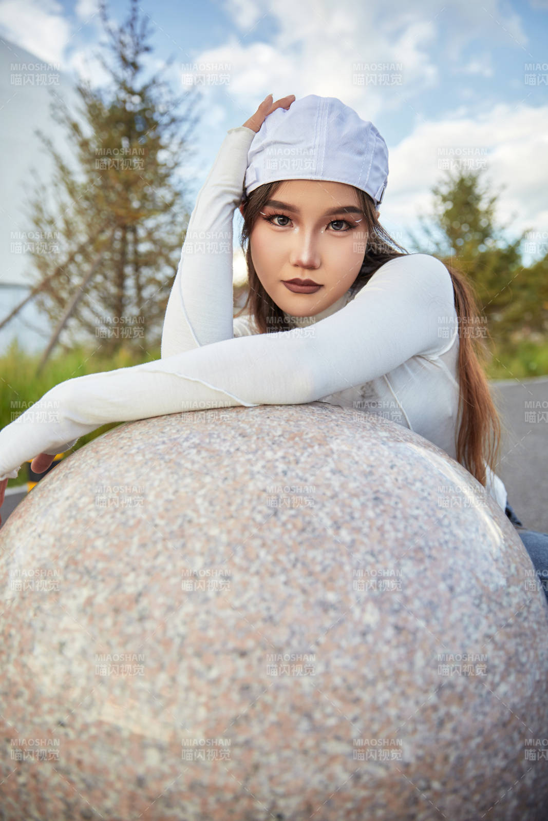 在坝上草原景区旅游拍照的亚洲女性